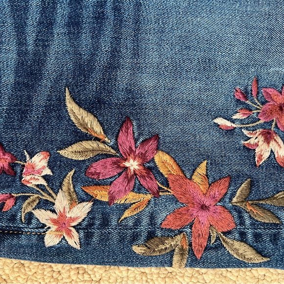 Driftwood wide leg embroidered jeans with stretch. Length is 25 1/2. - Picture 3 of 7